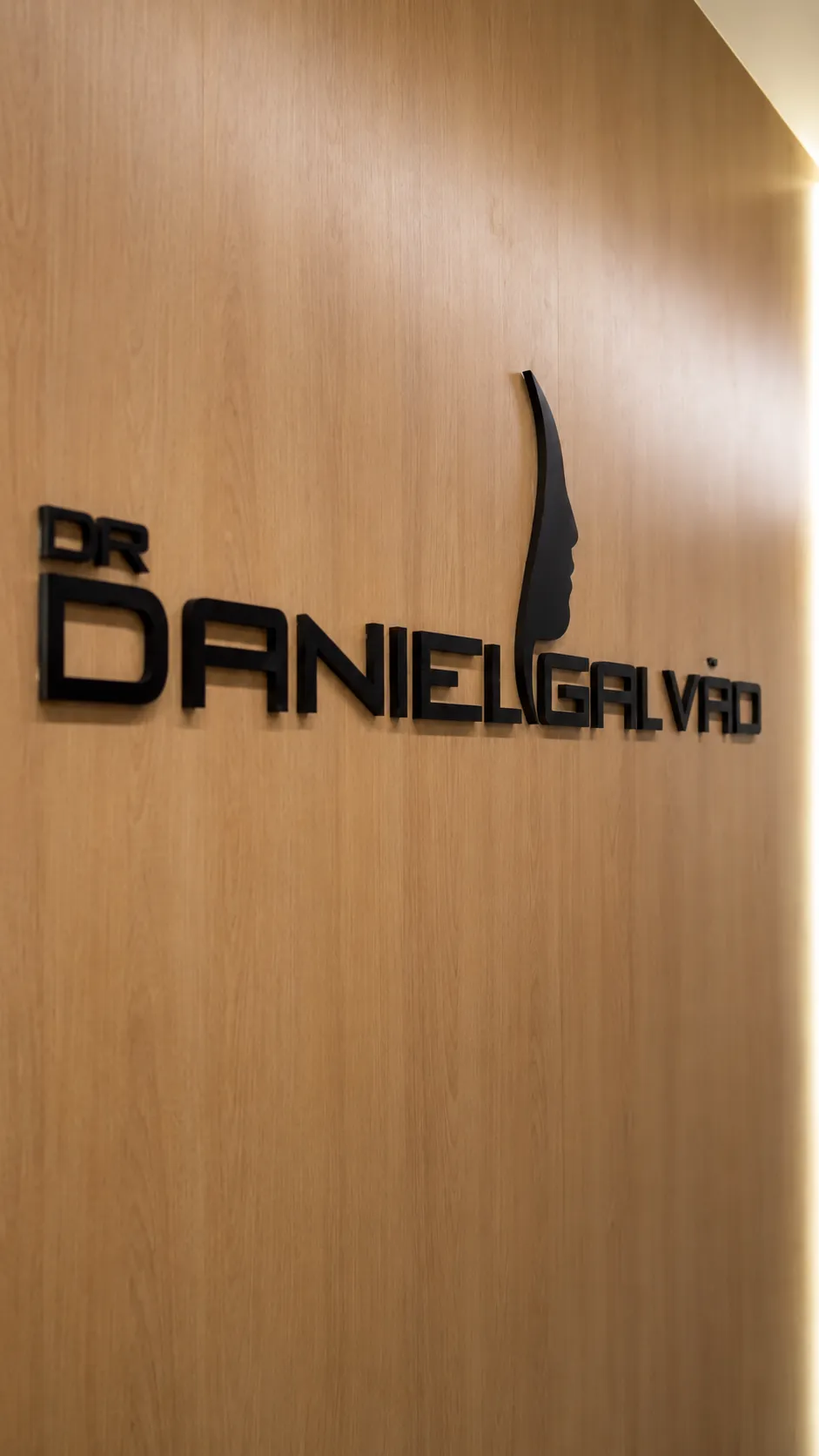 Parede da Clínica Dr. Daniel Galvão com identificação da marca