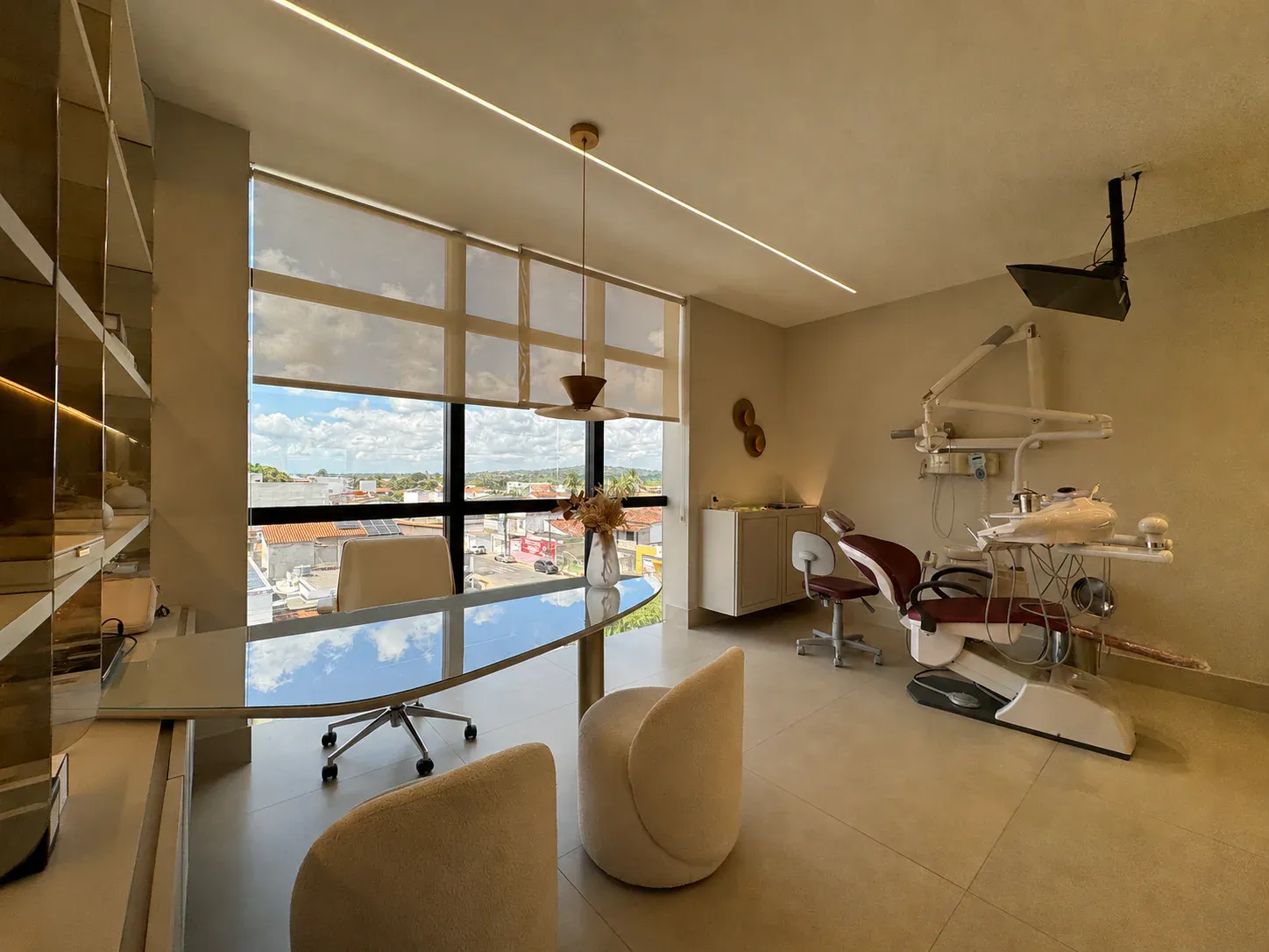 Consultório da Dra. Marília Galvão com equipamentos odontológicos e iluminação natural